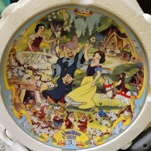 Rare Disney Snow White musical plate